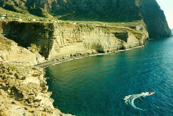 15079_isola_di_lipari_salina_scogli_sul_mare.jpg