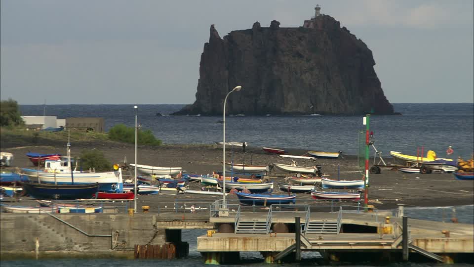 346800674-stromboli-isola-pontone-banchina-sicilia.jpg