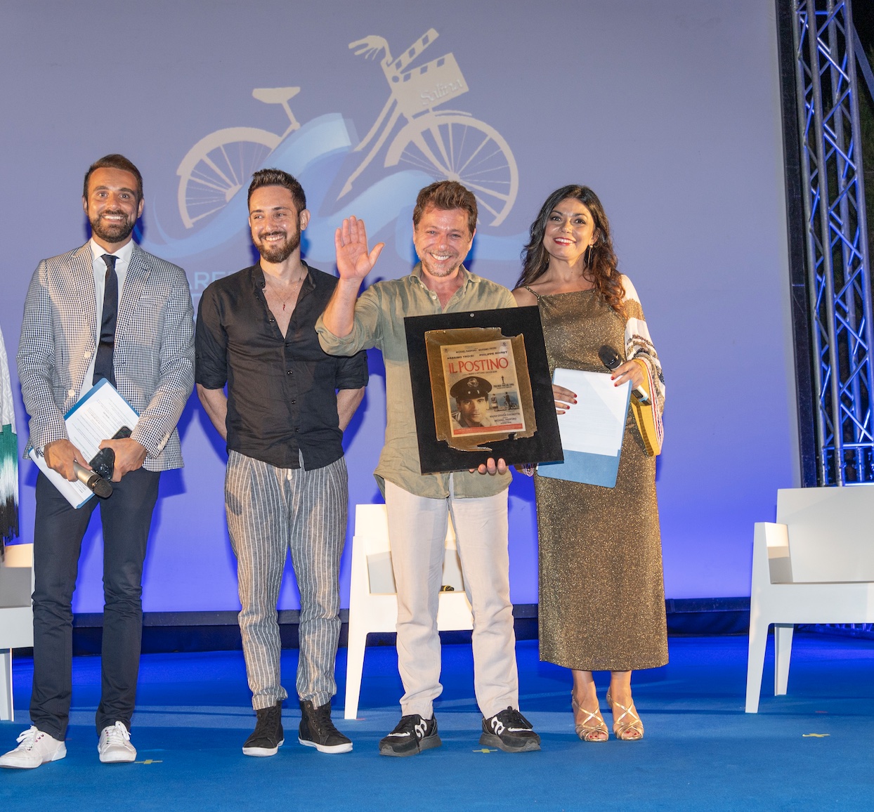 Francesco Vitale in rappresentanza di Sciotto Automobili, premia Claudio Gioè (1).jpg