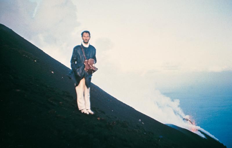 Giovanni Anselmo, La mia ombra verso l’infinito dalla cima dello Stromboli durante l’alba del 16 agosto 1965.jpg