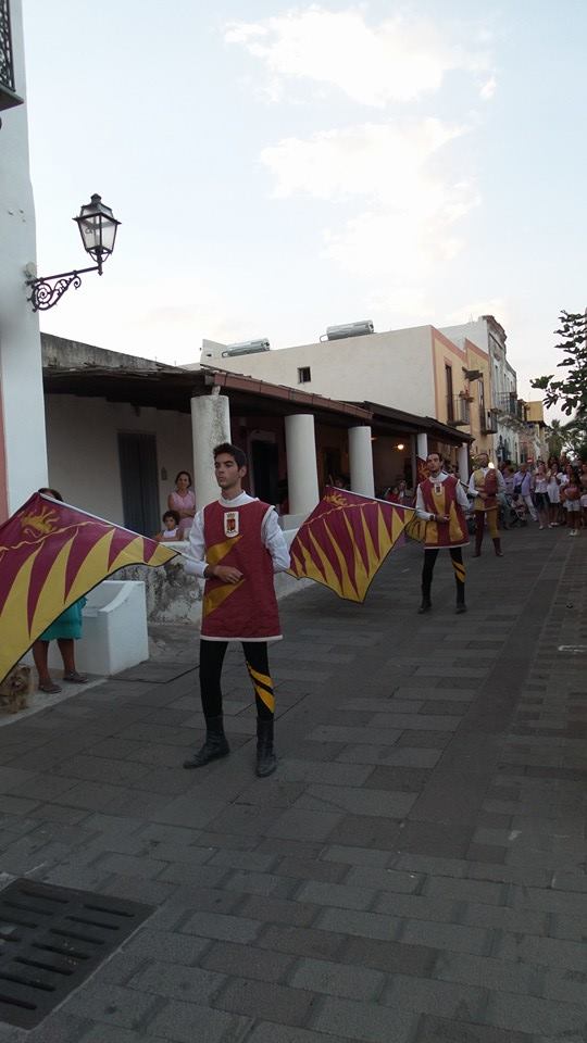 Gli sbandieratori per le vie di Santa Marina Salina