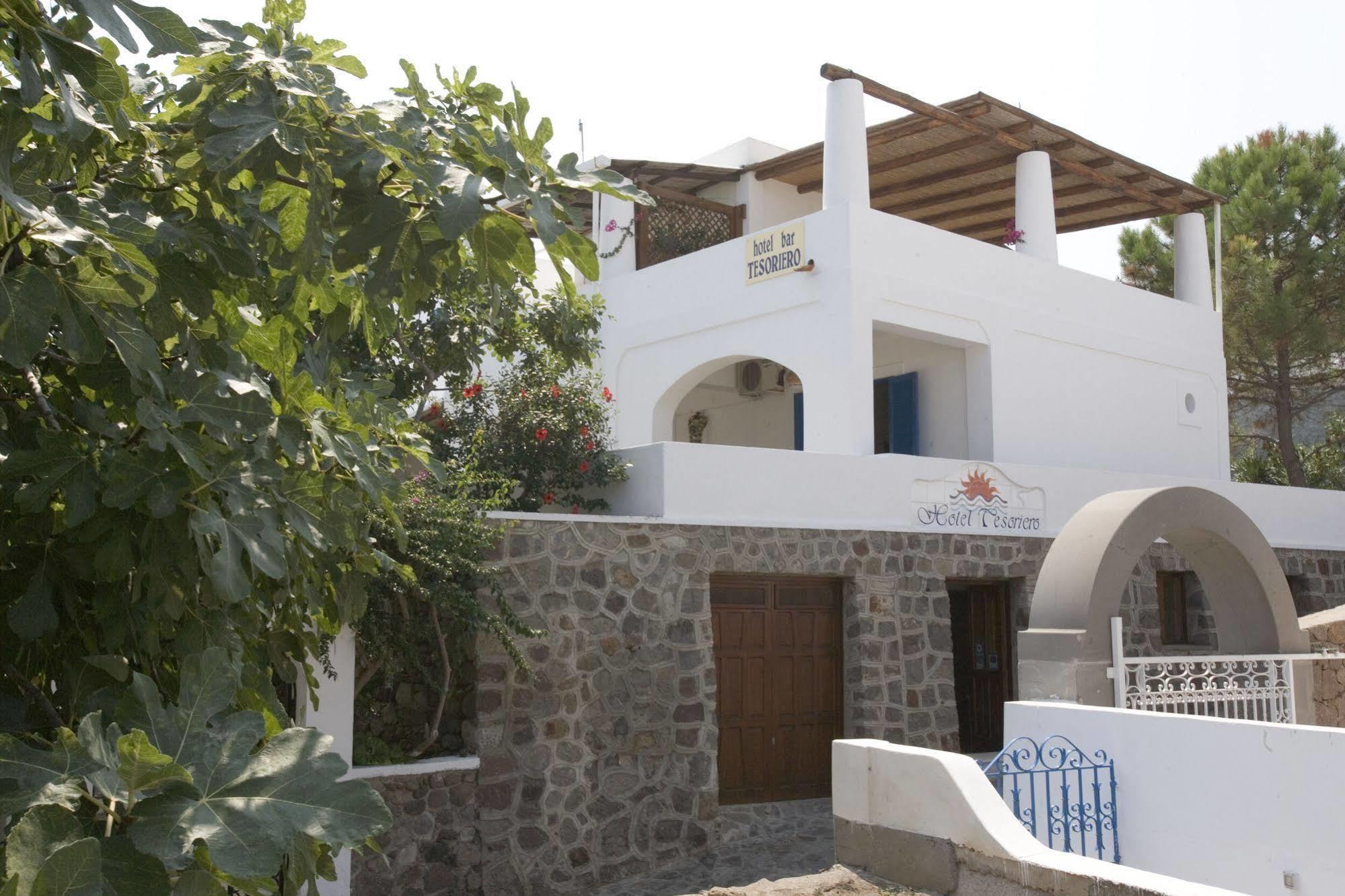 Hotel-Tesoriero-Panarea-Exterior.jpg