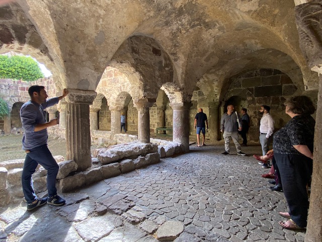 LIPARI, gli studiosi in visita al Chiostro di San Bartolomeo_1.jpg