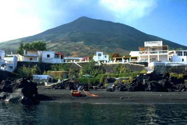 Stromboli-dal-mare-700x488-1-600x400.jpg