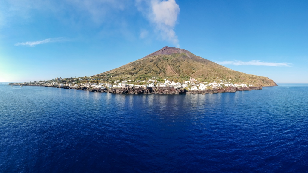 Stromboli.-Courtesy-Lionard-Luxury-Real-Estate.jpg_53284228.jpg