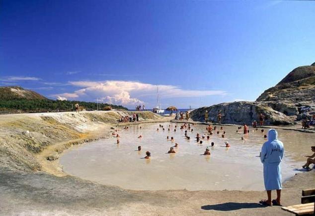 Vulcano-per-i-lavori-al-laghetto-termale-con-il-silenzio-assenso-sentenza-del-Cga-“c’è-vincolo-paesaggistico-e-sono-vietati”.-Foto_vulcanolaghettotermale_61159291.jpg