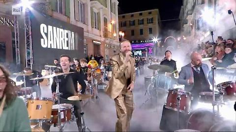 WhatsApp_Image_2025-02-11_at_22.42.00_(1)-1739310163474.jpeg--jovanotti_fa_ballare_tutta_sanremo.jpeg