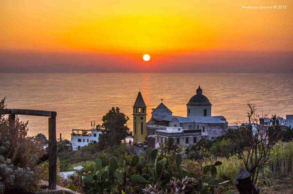 alba-da-Stromboli-bellezza-dalle-Isole-Eolie-1024x679.jpg