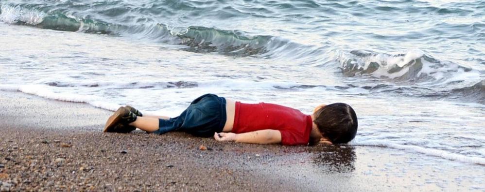 aylan-morto-sulla-spiaggia-la-foto-da-mostrare-anche-a-un-figlio_ff8fdc42-53e4-11e5-aa85-895d586fab36_998_397_big_story_detail.jpg