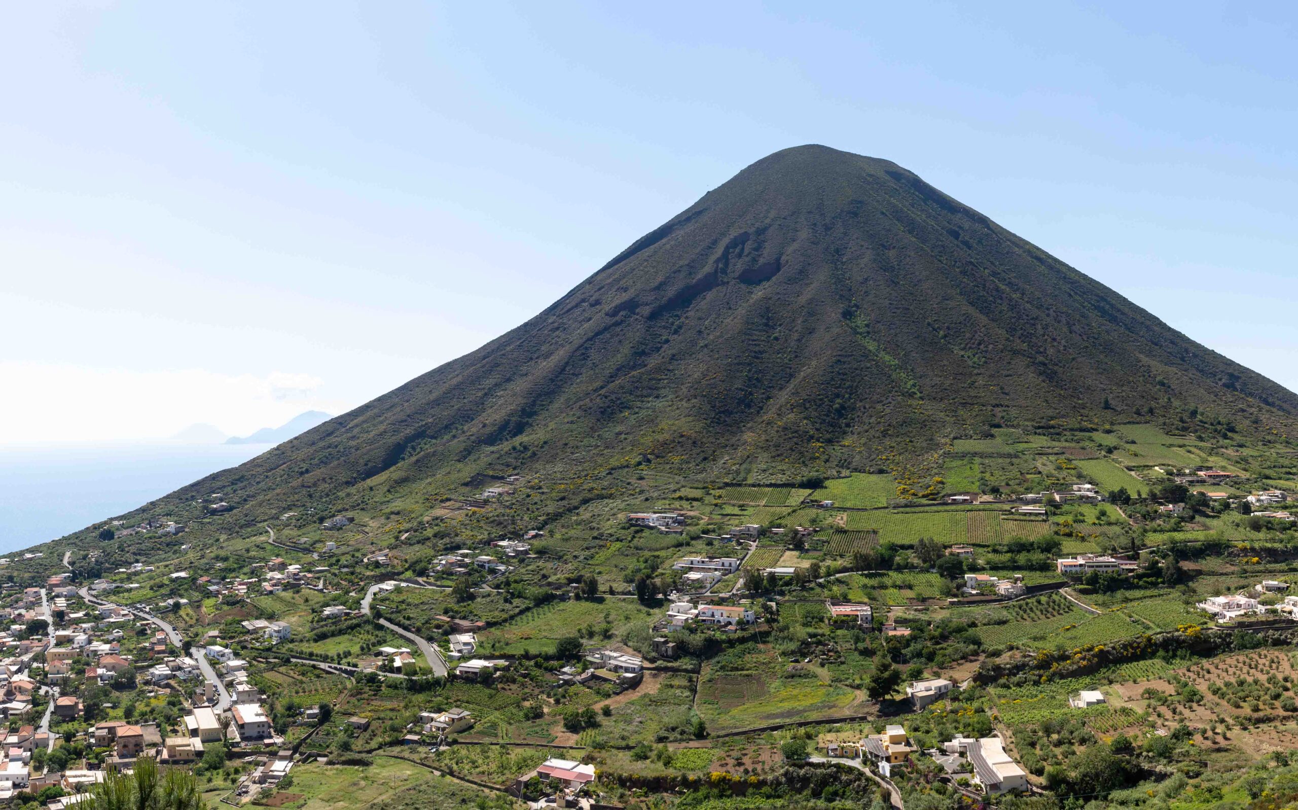 escursione-monte-dei-porri-salina-hotel-pinnata-lipari-scaled (1).jpg