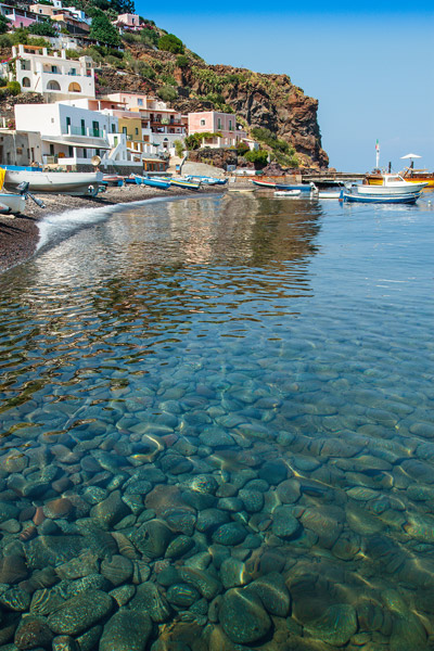 spiaggia-e-sassi-primo-piano-w.jpg